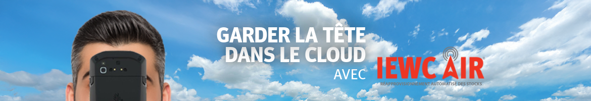 Passez dans le cloud avec IEWC AIR ! Homme regardant un appareil mobile.